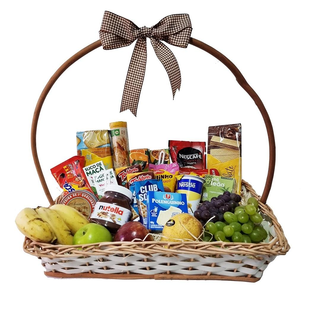 cesta para presentear com frutas, achocolatado, biscoitos, entre outros