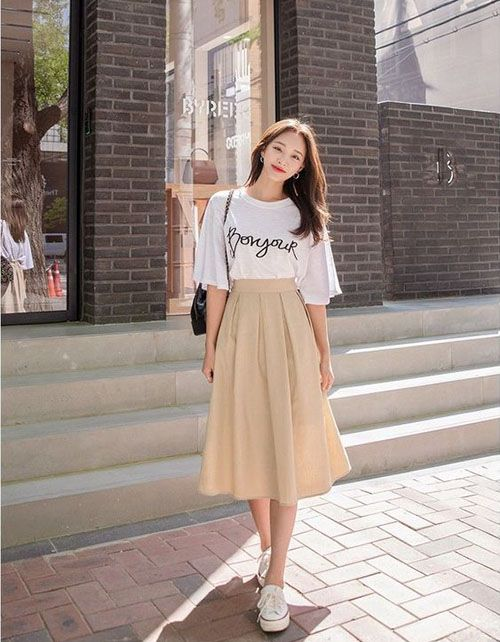 Xinh xẻo hết nấc cùng chân váy xòe và áo phô phông rộng