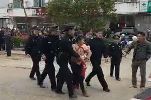 江西村民抗议开发商挖祖坟遭警察镇压十余人被拘