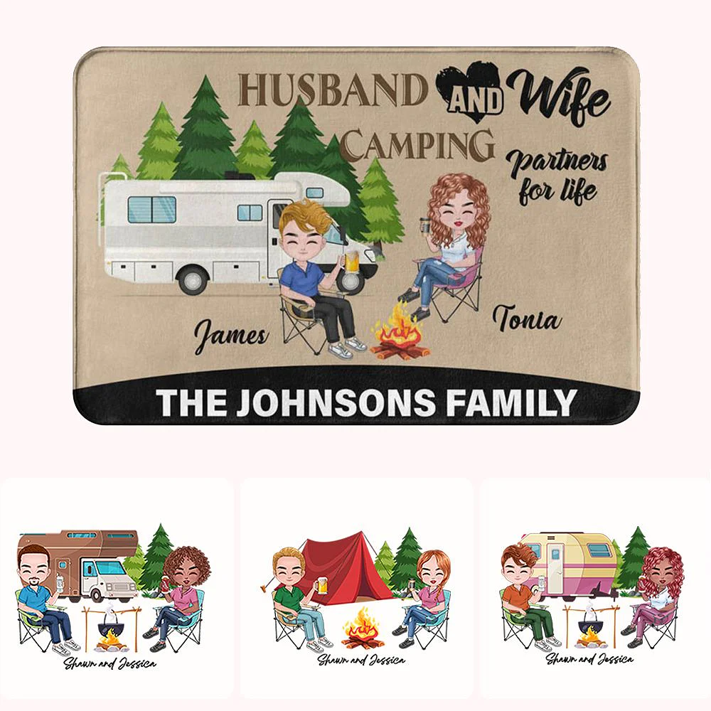 4 tapis de camping représentant un couple autour du feu, devant un camping-car, une tente, ou une caravane.