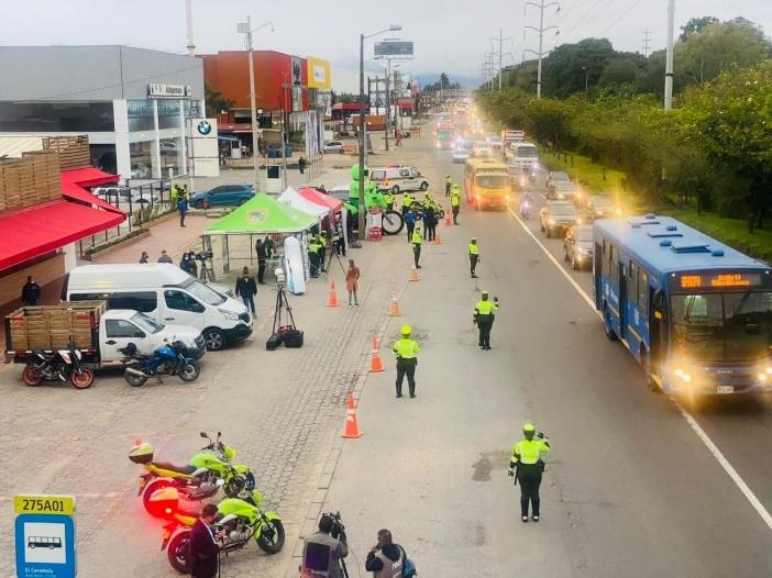 Más de 1.500 unidades de tránsito, grupo guía y agentes civiles de tránsito regularán la movilidad. Foto: Policía de Tránsito de Bogotá. 