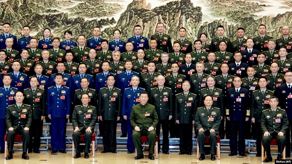 中国领导人习近平在全国人大会议期出席解放军和武警部队代表团全体会议。（2023年3月8日）
