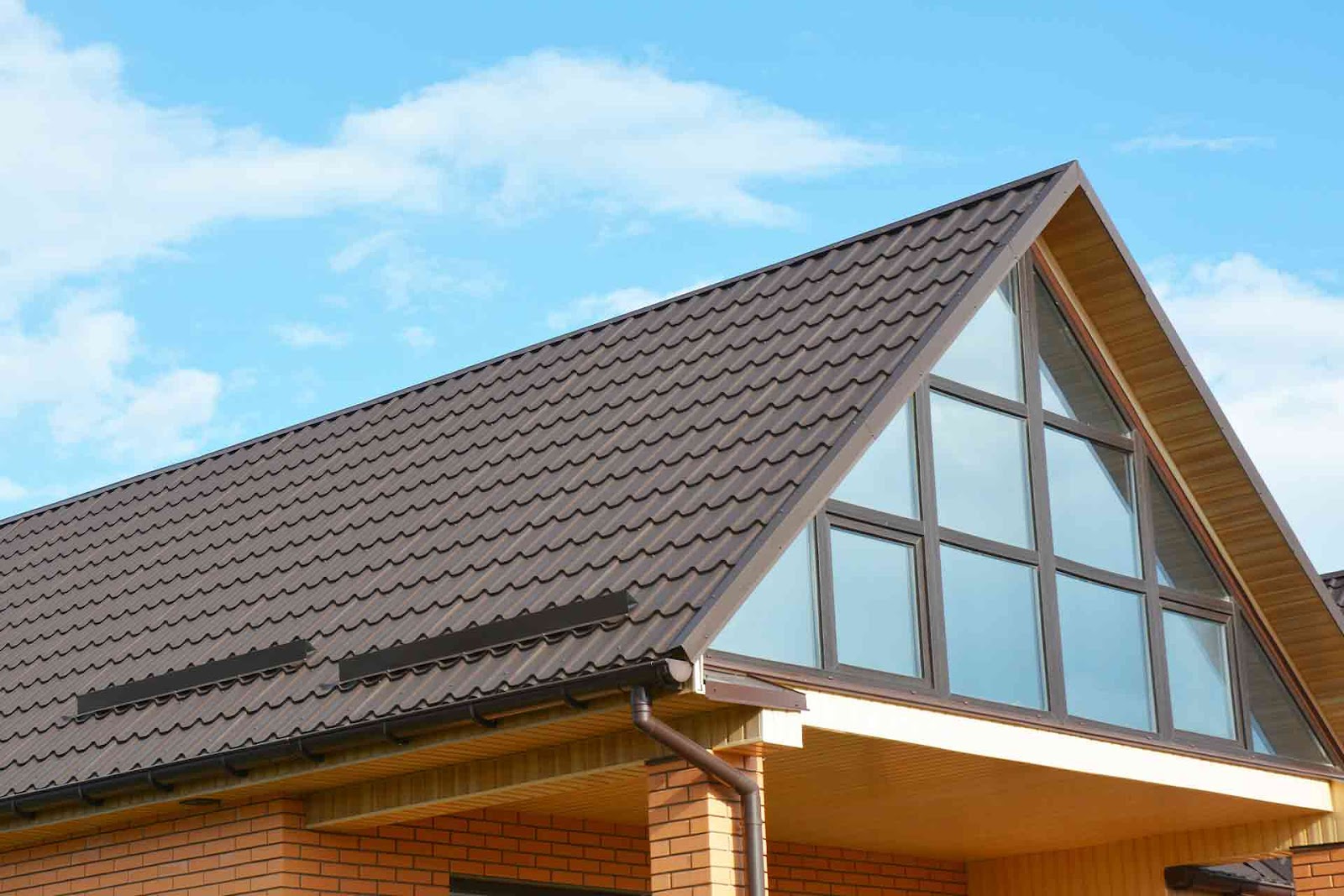 Which Roof Type, Flat or Pitched, is Best for the Pacific Northwest