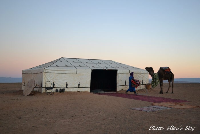 The night we spent in the dessert was magical. The first time I saw such a boundless starry sky! But it was so freezing that even with 3 layers of blankets I still caught a cold afterwards.