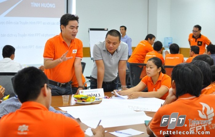 Tìm kiếm khách hàng, bán hàng, giới thiệu sản phẩm dịch vụ của FPT là công việc của nhân viên kinh doanh FPT Telecom làm.