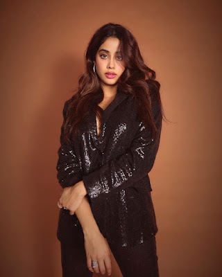 Biography/Wiki of Janhvi Kapoor, Age,  Upcoming movie, songs, Height, Family, Boyfriend, luxurious lifestyle. About Janhvi Kapoor, Facts, Image of janhvi Kapoor, photo of janhvi Kapoor.