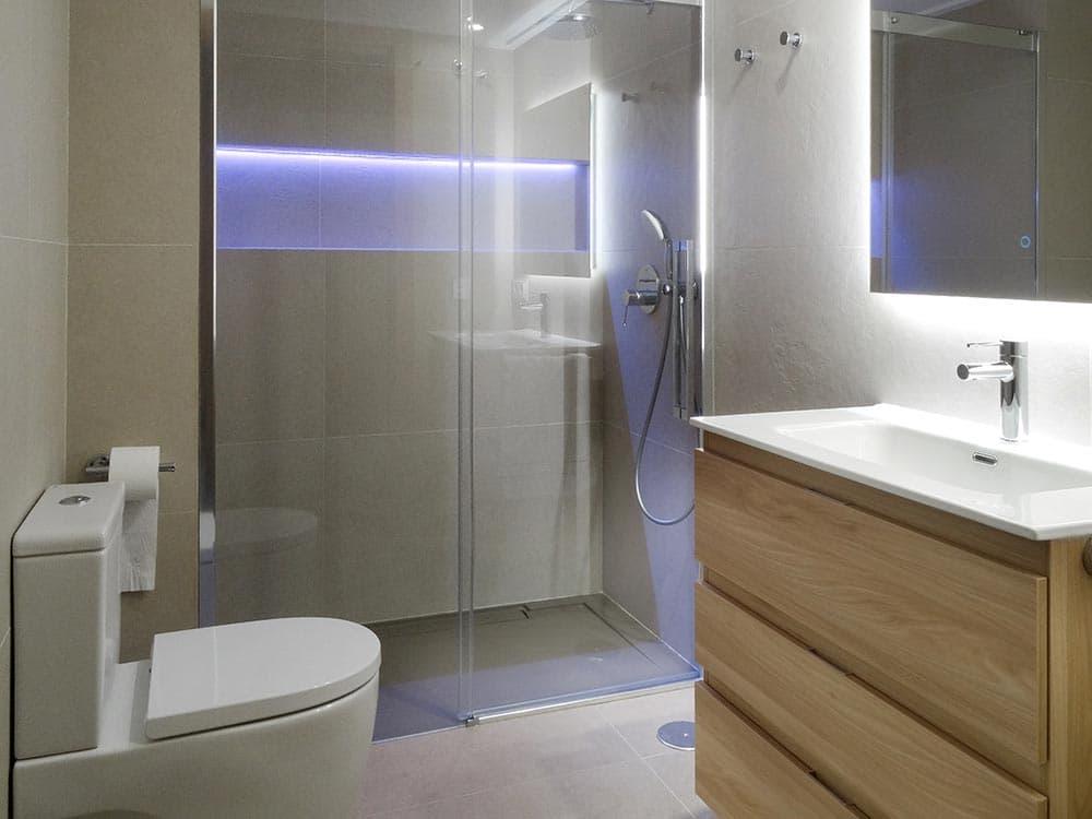 A bathroom with a shower unit and toilet

Description automatically generated with medium confidence