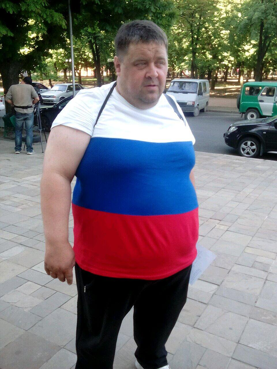 Толстый российский. Толстый мужчина в майке. Толстый мужик в футболке. Толстые россияне.