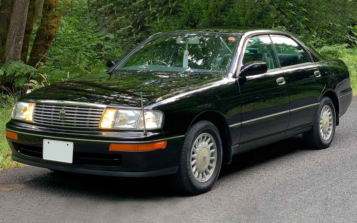 Ninth generation Toyota Crown 1991 was released with only hardtop variant revision