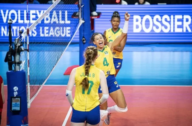 Jogadora da seleção brasileira de vôlei comemora