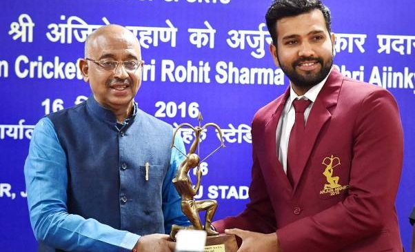 Rohit Sharma receiving the award