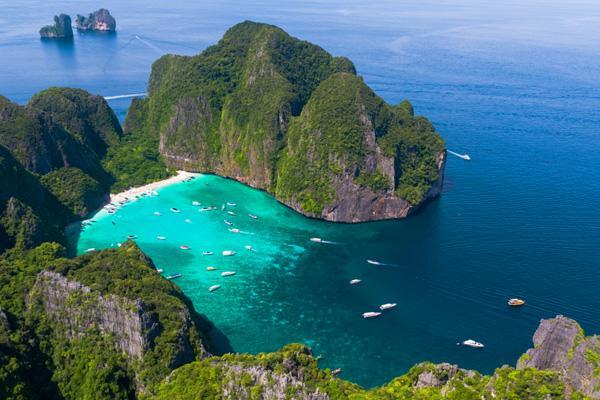 10 ที่เที่ยวกระบี่ ปี 2022 ล่องเรือ ดูเกาะ ทะเลใส พิกัดดีๆ ที่ไม่ได้มีดีแค่ทะเล - เกาะพีพีแล