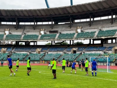 Chennaiyin FC Hosts Friendly Football Match For The Chess Players and Government Officials. Chennai has submerged itself in the chess fever. 