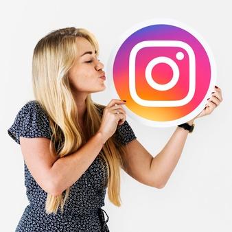 Mulher mandando um beijo para um ícone do instagram