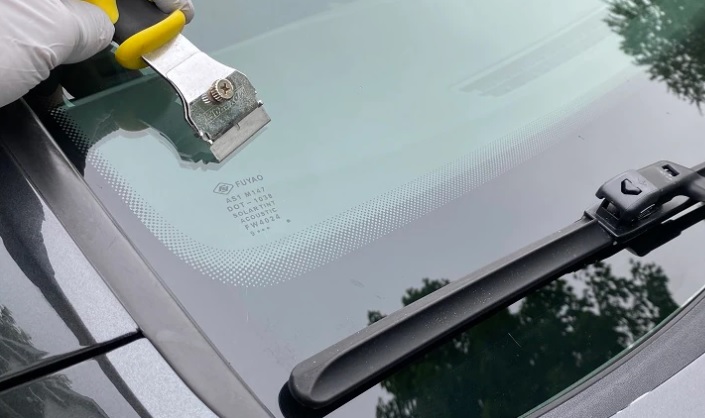 Clean Your Windshield With A Razor