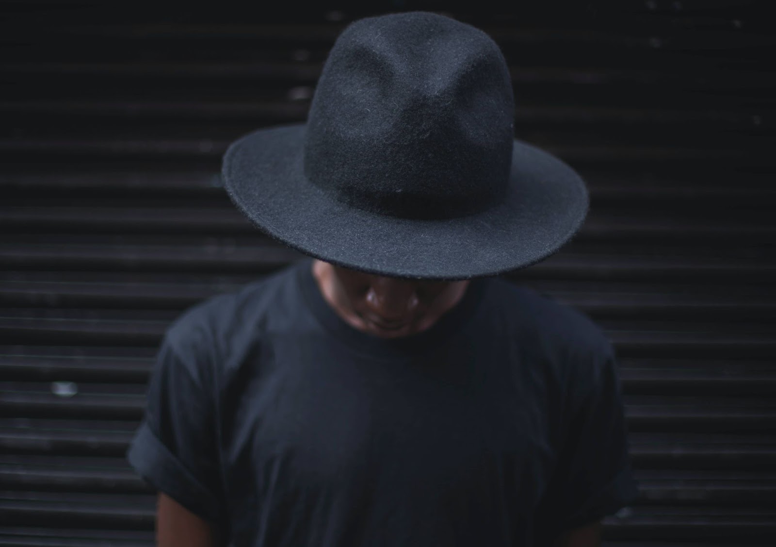 uomo-indossa-cappello-nero