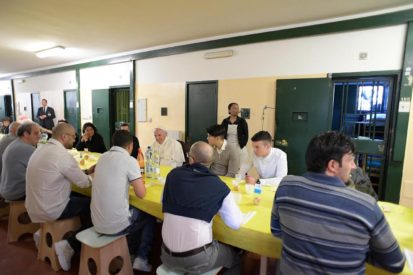 Đức Thánh Cha đến thăm, dùng bữa trưa với các tù nhân ở Milan