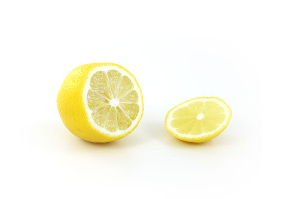 切ったレモンの画像です。