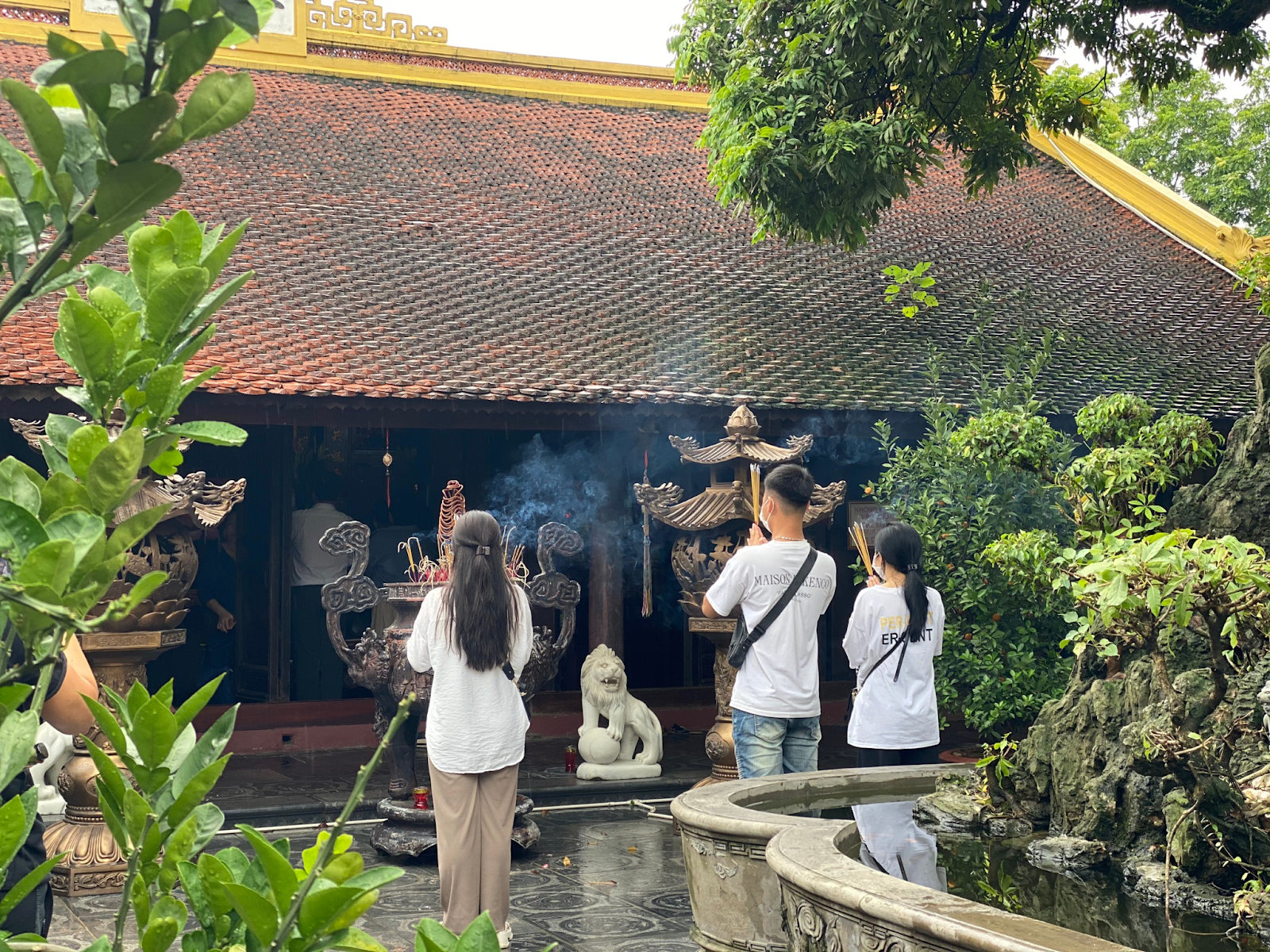 Mưa gió, người dân Hà Nội vẫn thành kính đến chùa dịp lễ Vu Lan - Ảnh 1.