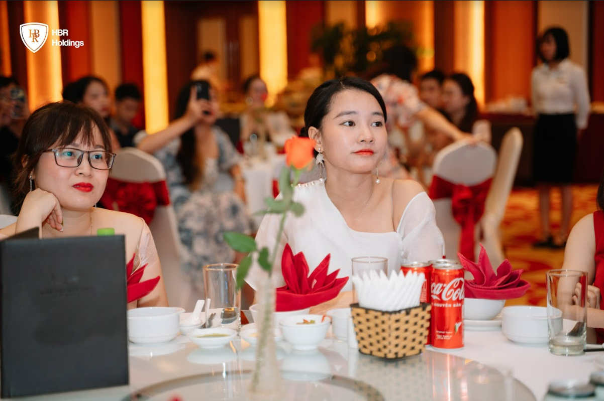 Các thành viên HBR Holdings thưởng thức những tiết mục văn nghệ trong Gala Dinner