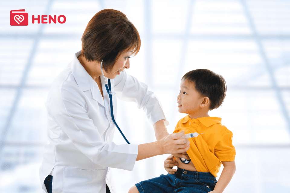 Trẻ mắc cúm A cần tới gặp bác sĩ để được khám và kê đơn thuốc