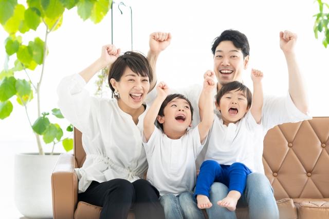 人, 衣料, 座る, 子供 が含まれている画像

自動的に生成された説明