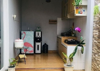 Dapur minimalis dengan kitchen set bahan kayu
