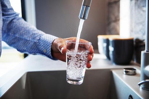 https://media.istockphoto.com/id/1356056182/photo/man-pouring-himself-water.jpg?b=1&s=170667a&w=0&k=20&c=lXgLNENmDQpKfUhQ2YNiYRVY1-aNRPbstLD8aN7ye1s=