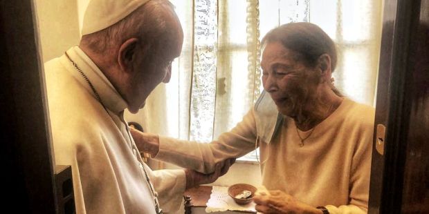 Đức Thánh Cha đến thăm nữ văn sĩ Edith Bruck, người sống sót của trại tập trung Auschwitz