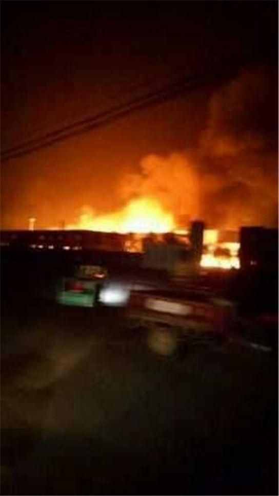 淄博一化工厂爆炸 现场响声巨大 火光冲天