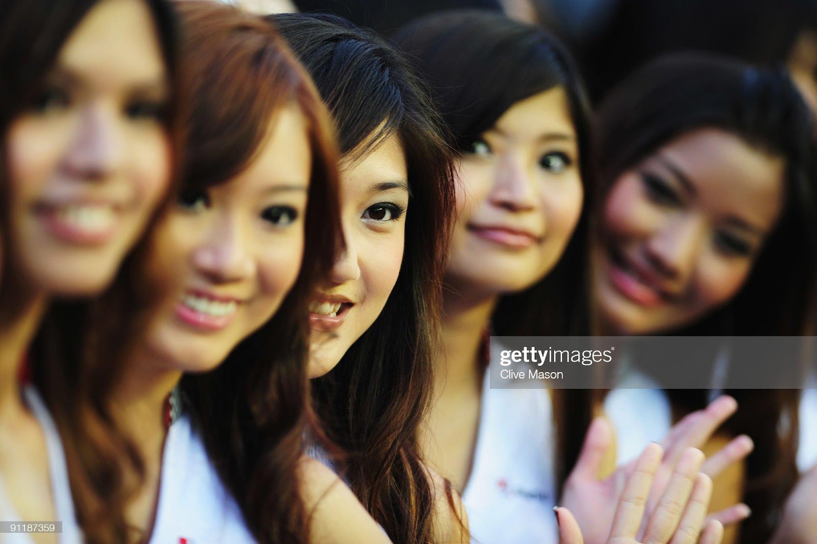 D:\Documenti\posts\posts\Women and motorsport\foto\Getty e altre\Singapore\grid-girls-are-seen-before-the-singapore-formula-one-grand-prix-at-picture-id91187359.jpg