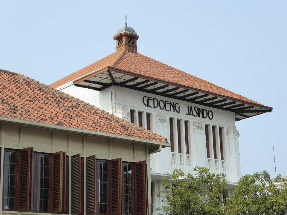 atap rumah runcing atau landai