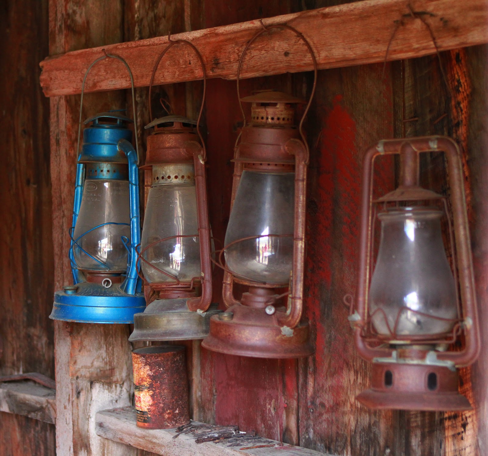 Antique_Oil_Lanterns_Public_Domain.jpg