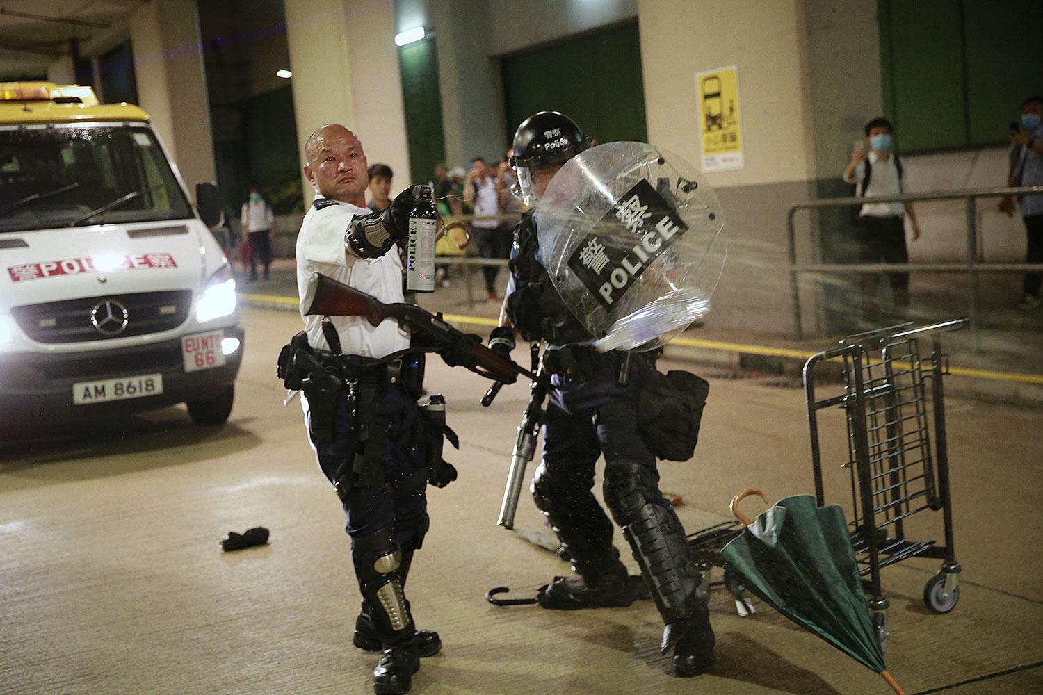 资料图片:2019年7月30日,香港葵涌警署警察。(美联社)