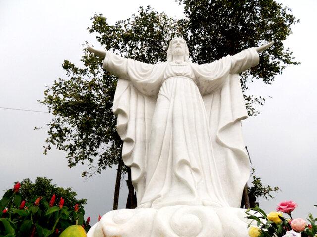 Tượng Chúa Kitô dang tay được điêu khắc tinh xảo, tỉ mỉ