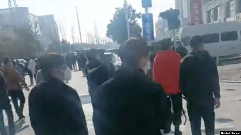 河南郑州富士康代工厂的工人再次推倒护栏举行抗议。(2022年11月23日)