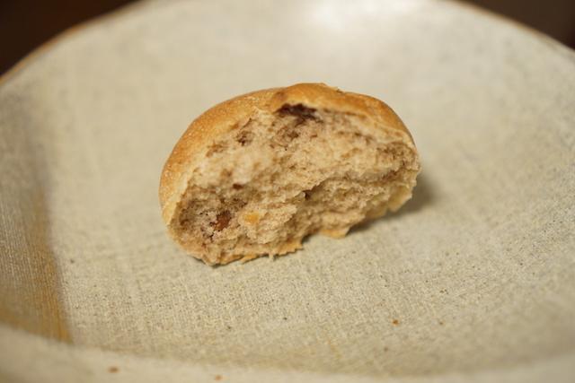 食べ物, 座っている, テーブル, 室内 が含まれている画像

自動的に生成された説明