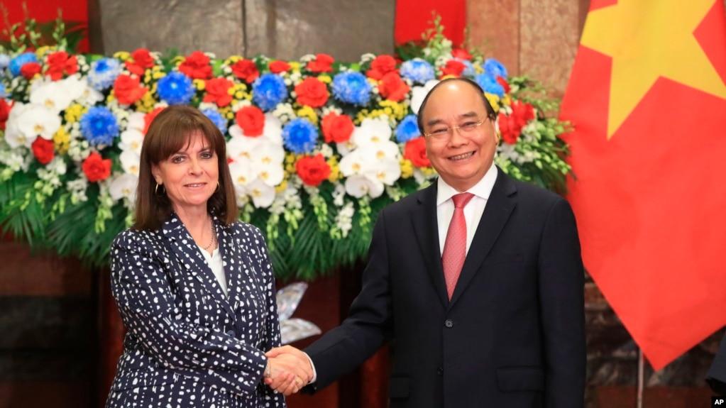 Chủ tịch nước Nguyễn Xuân Phúc và Tổng thống Hy Lạp Katerina Sakellaropoulou tại Hà Nội ngày 16/5/2022. 