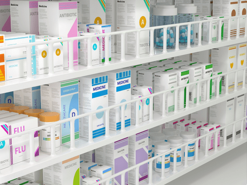 A imagem mostra prateleiras de farmácia com produtos organizados por cor e tamanho, critério importante para a disposição de produtos em farmácia.