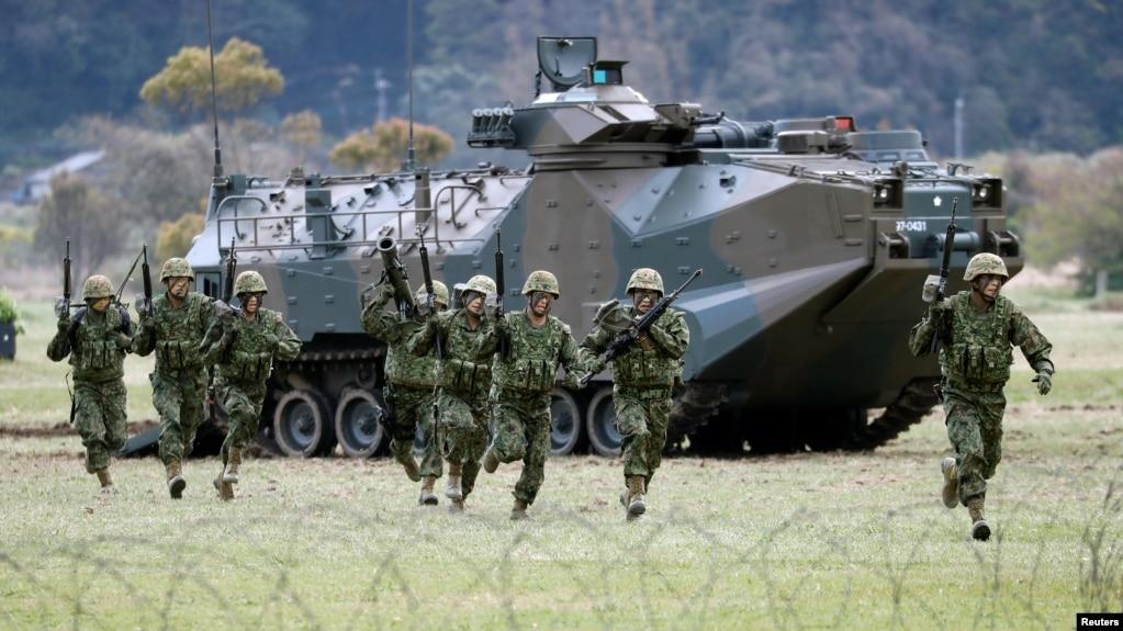 资料照：日本陆上自卫队快速反应部队成在佐世保市的一个陆上自卫队训练营地进行训练。（2018年10月2日）