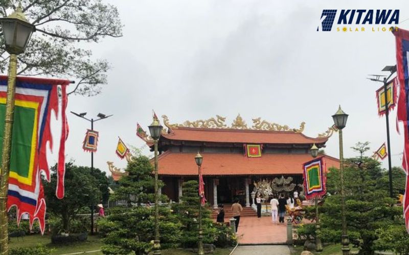 Lắp đèn phi thuyền năng lượng mặt trời cho Nhà thờ Tổ của nghệ sĩ Hoài Linh