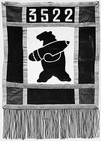 An emblem featuring Wojtek as his unit's mascot, showcasing his ability to move ammo. Image courtesy Wikimedia Commons.