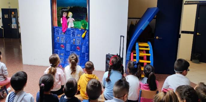 Un grupo de personas en un salón

Descripción generada automáticamente con confianza media
