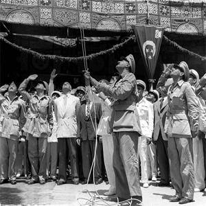 الرئيس جمال عبدالناصر يرفع علم مصر بعد جلاء الإنجليز