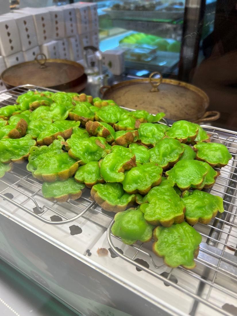 Source: Giselle Wee-Ong  Kanom Krok Bai Toey is freshly made and sold at Kanom Siam (Siam Paragon)