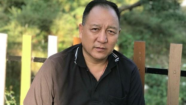 赖喇嘛驻台代表达瓦才仁接受本台专访后(记者丹珍摄)