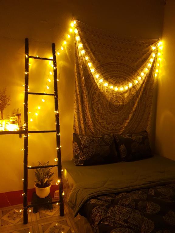 Phòng ngủ được trang trí với phong cách thổ cẩm