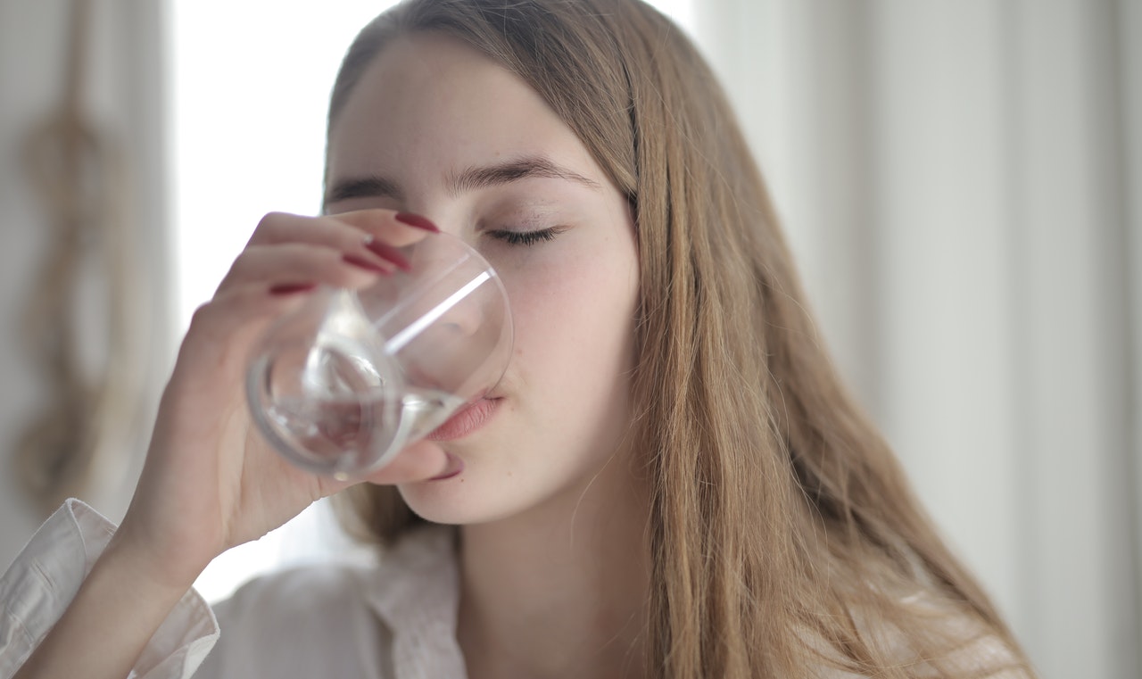 5-kebiasaan-sederhana-yang-dapat-meningkatkan-kesehatan - Minum Air Putih