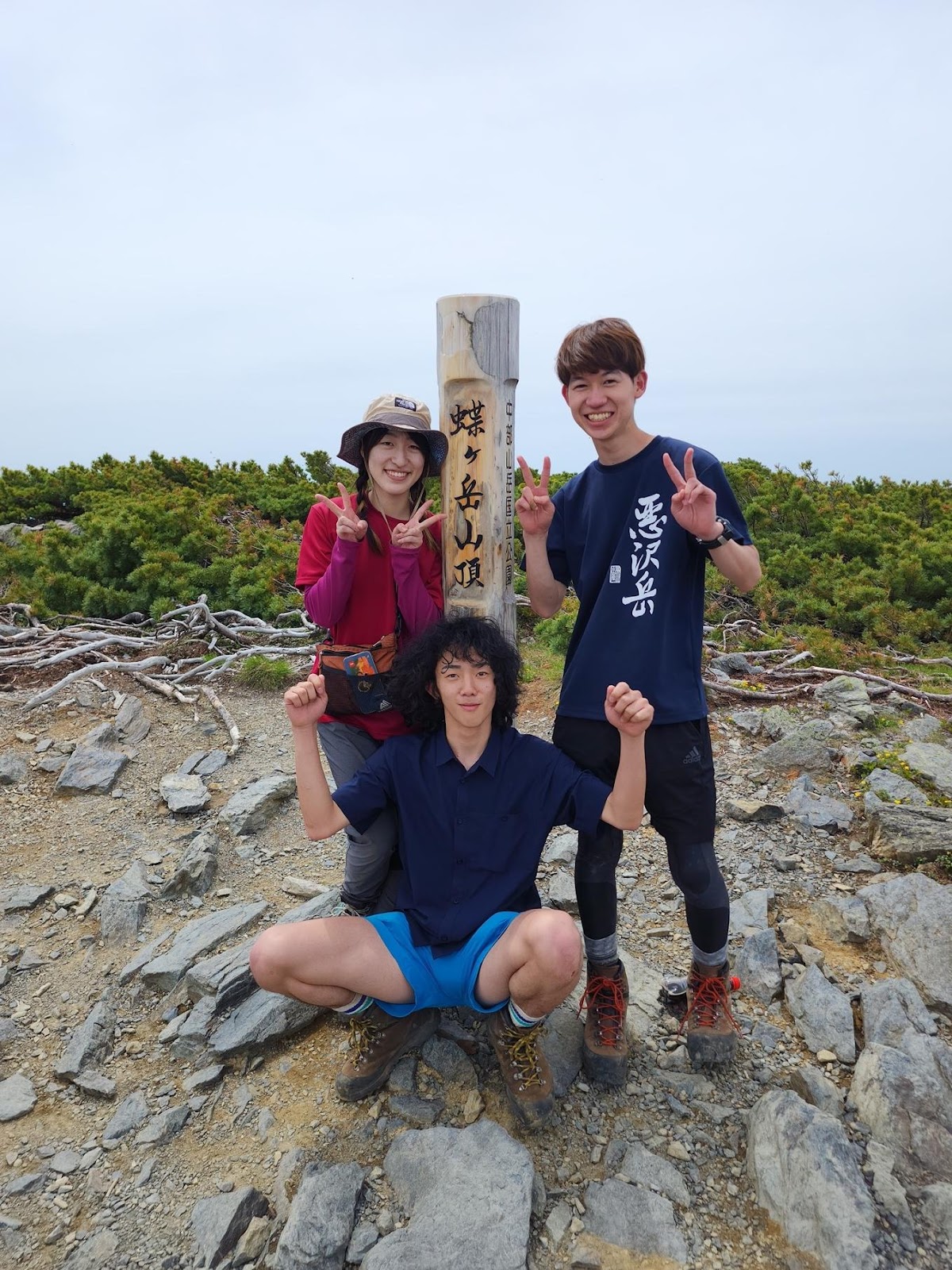 岩の上に立っている男女

中程度の精度で自動的に生成された説明