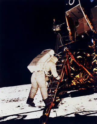 Foto incriminata della Nasa (non ritoccata, si suppone) di Buzz Aldrin che scende dalla scala del modulo lunare posizionato in controluce.